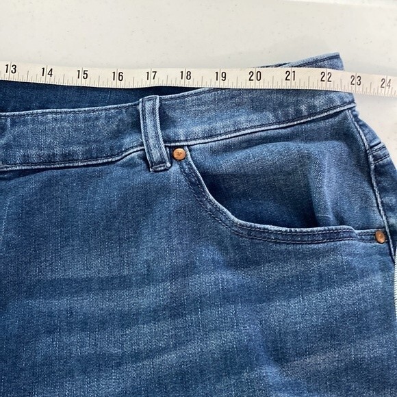 Lane Bryant Mid-Rise Wide Leg Pedal Distressed Jean Short Signature Fit Stretchy - Picture 10 of 14